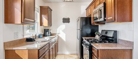 Kühlschrank, Mikrowelle, Herdplatte, Wasserkocher mit Kaffee-/Teezubehör