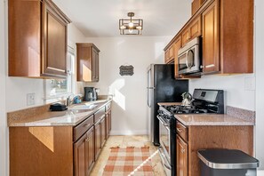 Refrigerador, microondas, parrilla de estufa y cafetera y tetera