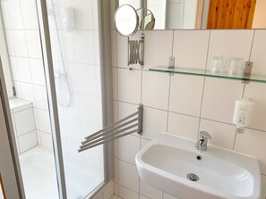 Dusche, Haartrockner, Handtücher