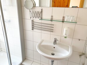 Dusche, Haartrockner, Handtücher