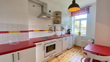 KĂŒhlschrank, Ofen, Herdplatte, GeschirrspĂŒler