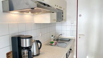 Frigorífico, microondas, placa de cocina y lavavajillas