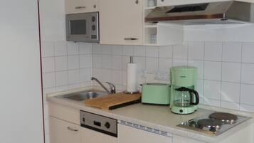 Kühlschrank, Mikrowelle, Herdplatte, Geschirrspüler