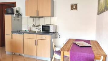 Kühlschrank, Herdplatte, Wasserkocher mit Kaffee-/Teezubehör, Toaster