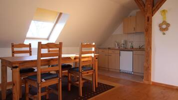 Fridge, oven, stovetop, coffee/tea maker