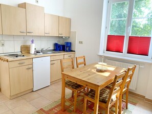 Kühlschrank, Herdplatte, Wasserkocher mit Kaffee-/Teezubehör, Toaster