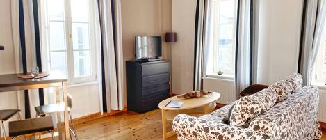 Televisión, chimenea y estéreo