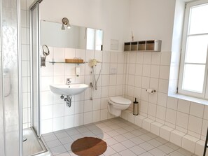 Douche, sĂšche-cheveux, serviettes fournies