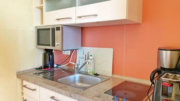 Kühlschrank, Mikrowelle, Wasserkocher mit Kaffee-/Teezubehör, Toaster