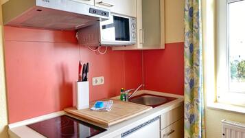 Réfrigérateur, micro-ondes, plaque de cuisson, cafetiÚre/bouilloire