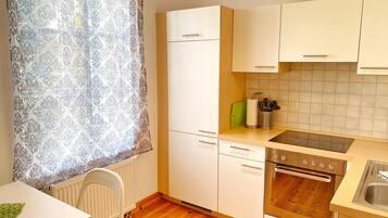 Kühlschrank, Ofen, Herdplatte, Wasserkocher mit Kaffee-/Teezubehör