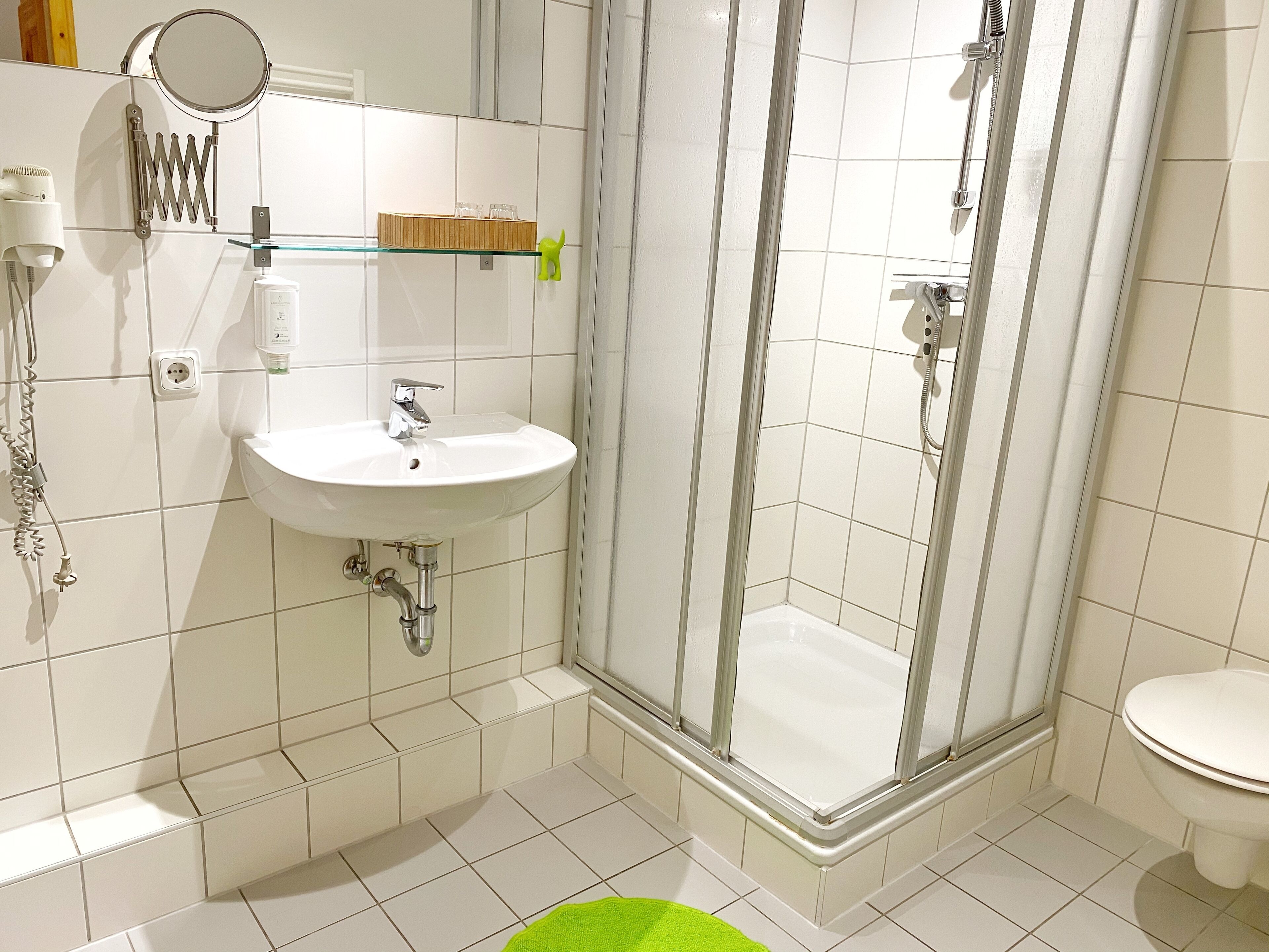 Dusche, Haartrockner, Handtücher