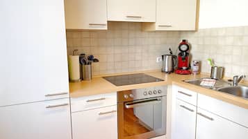 Jääkaappi, uuni, liesi, kahvin-/teenkeitin