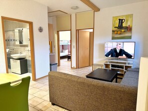 Tv, dvd-spelare, ett bordtennisbord och en stereo