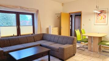 Fernseher, DVD-Player, Tischtennisplatte, Stereoanlage