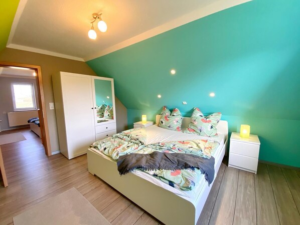 2 bedrooms, travel crib, free WiFi, bed sheets