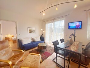 Fernseher, DVD-Player, Stereoanlage