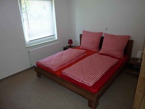 2 Schlafzimmer, Reisekinderbett, kostenloses WLAN, Bettwäsche