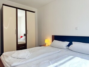 2 عدّة غرف نوم ومكتب وسرير سفر وواي فاي مجانًا