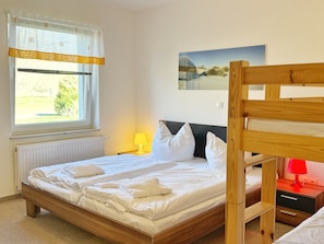 2 Schlafzimmer, Schreibtisch, Reisekinderbett, kostenloses WLAN