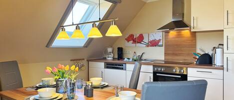 Four, plaque de cuisson, lave-vaisselle, cafetière/bouilloire