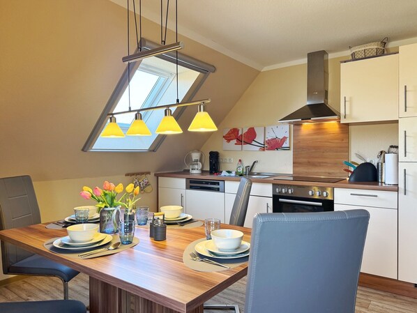 Oven, stovetop, dishwasher, coffee/tea maker - Haus der Seeadler - Holiday apartment 5 (Lietzow OT Borchtitz)