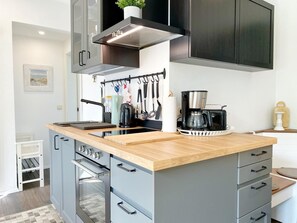 Réfrigérateur, micro-ondes, plaque de cuisson, lave-vaisselle