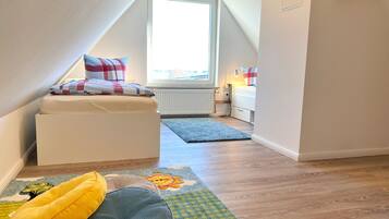 2 bedrooms, travel cot, free WiFi, bed sheets