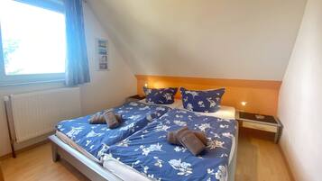 2 bedrooms, travel cot, free WiFi, bed sheets