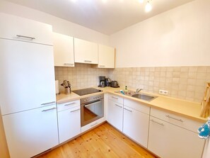 Kylskåp, ugn, spishäll och kaffe- och tebryggare