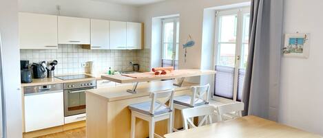 Kjøleskap, ovn, kokeplater og oppvaskmaskin