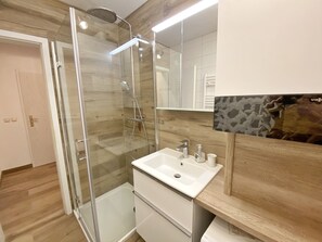 Douche, séchoir à cheveux, serviettes fournies