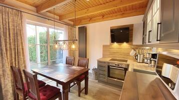 Jääkaappi, mikroaaltouuni, uuni, liesi