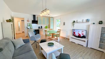 Fernseher, DVD-Player, Stereoanlage