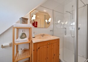 Douche, sèche-cheveux, serviettes fournies
