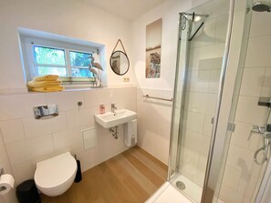 Dusche, Haartrockner, Handtücher