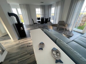 TV, fireplace - Ferienhaus "rugard" mit Panoramasauna und Boddenblick (Dranske)