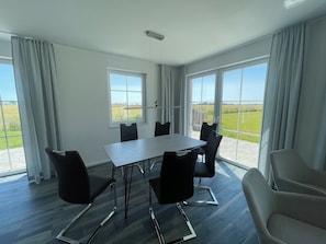 Dining - Ferienhaus "rugard" mit Panoramasauna und Boddenblick (Dranske)
