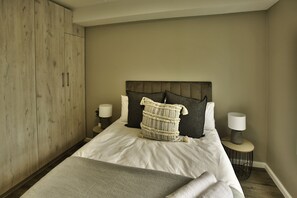 Family Apartment | 2 bedrooms, premium bedding, iron/ironing board, cots/infant beds - Nivica Lifestyle Living 57, Langebaan 4-Sleeper (Langebaan)