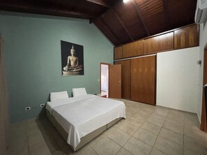 Classic-huvila | Tallelokero huoneessa, pimennysverhot, silitysrauta/-lauta