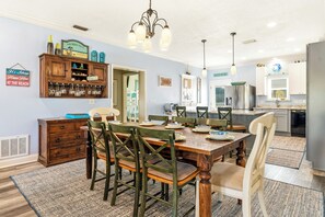Dining - Blue Sky Breeze - Gulf Front, Pet Friendly on the beach (Dauphin Island)