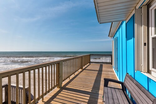 Blue Sky Breeze - Gulf Front, Pet Friendly on the beach