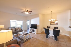 Living area - 4. Magical Townhouse Moments from Disney! (Kissimmee)