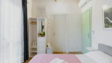 1 chambre, bureau, fer et planche Ă repasser, lit parapluie