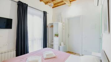 3 chambres, bureau, fer et planche Ă repasser, lit parapluie