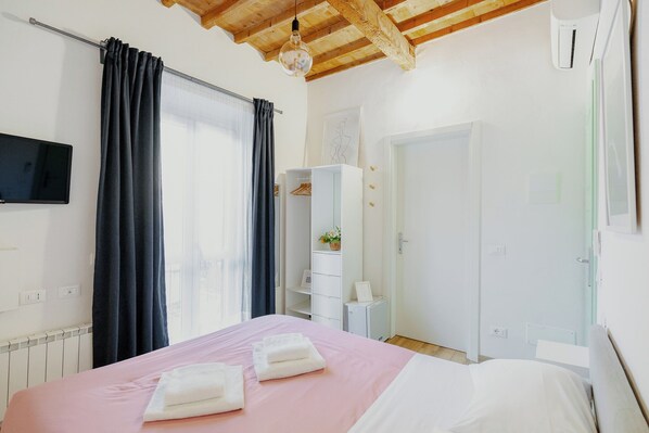 3 bedrooms, desk, iron/ironing board, travel crib - Discover the true essence of Florence (Firenze)