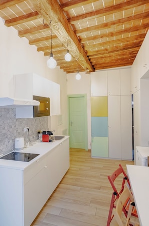 Kühlschrank, Mikrowelle, Herdplatte, Wasserkocher mit Kaffee-/Teezubehör