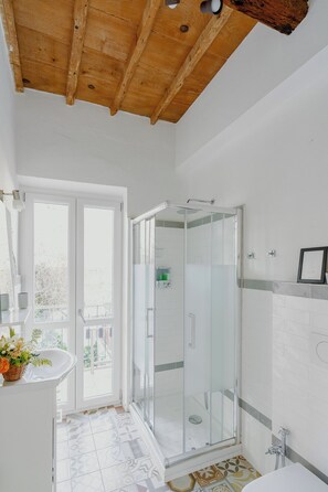 Bañera, secador de pelo, toallas, jabón
