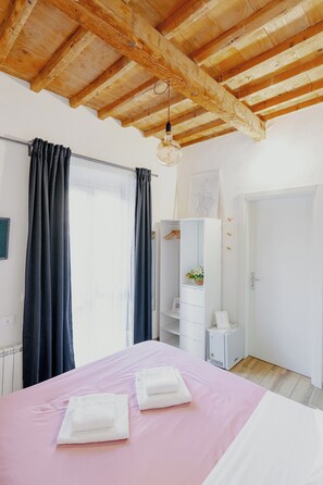 3 Schlafzimmer, Schreibtisch, Bügeleisen/Bügelbrett, Reisekinderbett