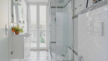 Baignoire, sĂšche-cheveux, serviettes fournies, savon